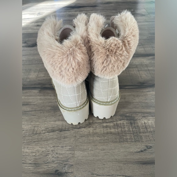 Nicole Miller Tan Faux Fur Lace-Up Winter Boots Size 8 Quilted Cozy Boots - Picture 4 of 5
